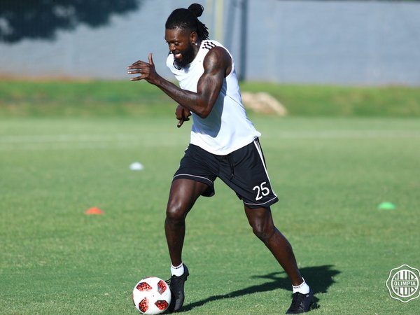 Adebayor hizo fútbol en la Villa