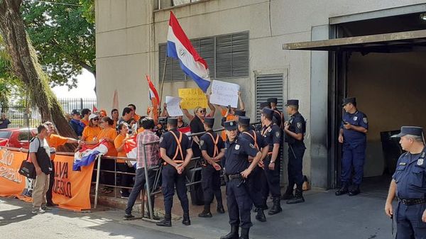 En las calles celebran aprobación de la ley del financiamiento político - Nacionales - ABC Color