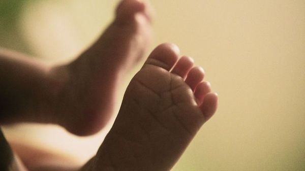 Niña de 2 años muere asfixiada entre las sábanas de la cama de sus padres - ADN Paraguayo