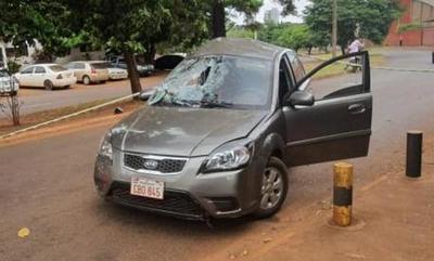 Joven choca con su auto contra un árbol