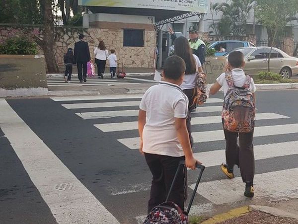 Inicio de clases: Multarán a quienes estacionen en doble fila en Asunción