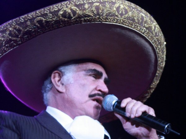 Vicente Fernández cumple 80 años con amor a sus raíces y a su público