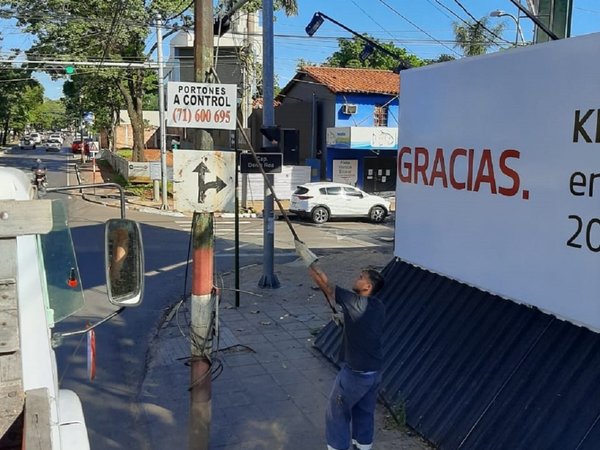 Retiran cartelería ilegal de la vía pública