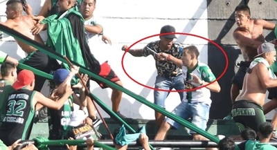 Pelea al estilo "samurái" en plena gradería