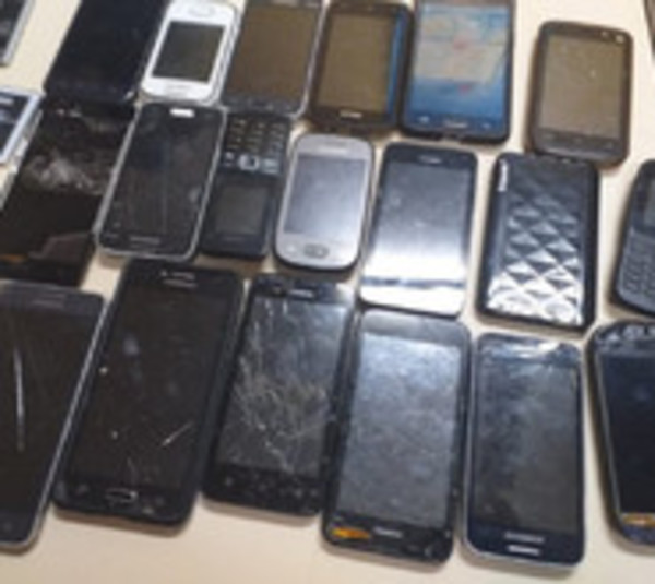 Encuentran 19 celulares en cárcel de Tacumbú  - Paraguay.com