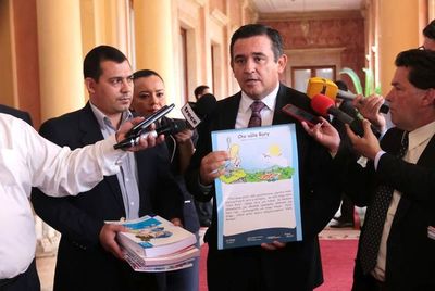 Pese a libros con errores, Ejecutivo decide seguir “bancando” a Petta