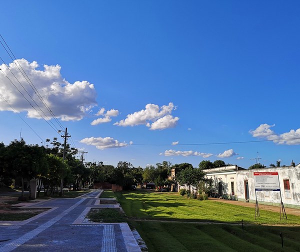 Día caluroso a cálido