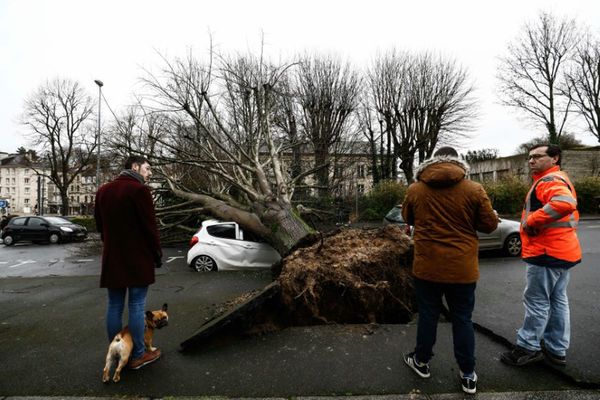 Inundaciones en RU por tormenta Dennis