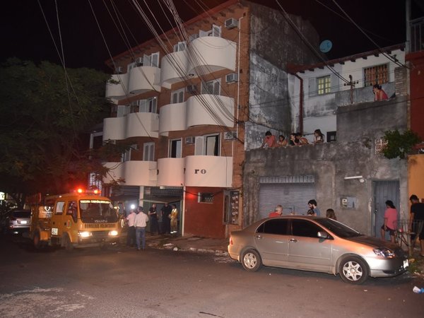 Una vela encendida provoca incendio en edificio de Asunción