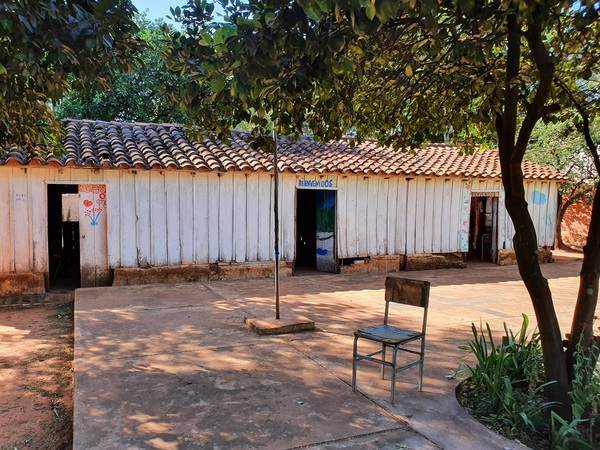 Niños de escuela de Concepción iniciarán las clases bajo árboles