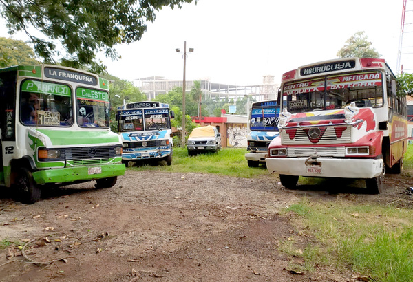 Tras críticas ciudadanas y los frecuentes accidentes, llevan al corralón buses chatarra