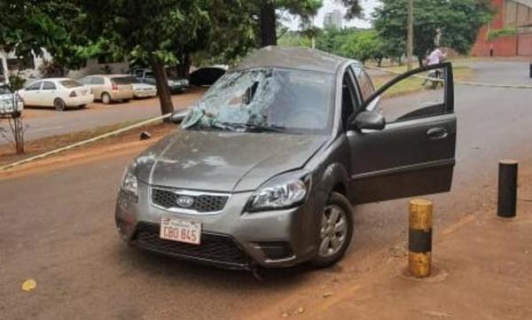 Perdió el control de su auto y se estrelló contra un árbol