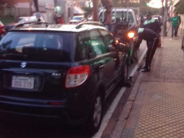 Elevada multa a conductores que estacionen en doble fila