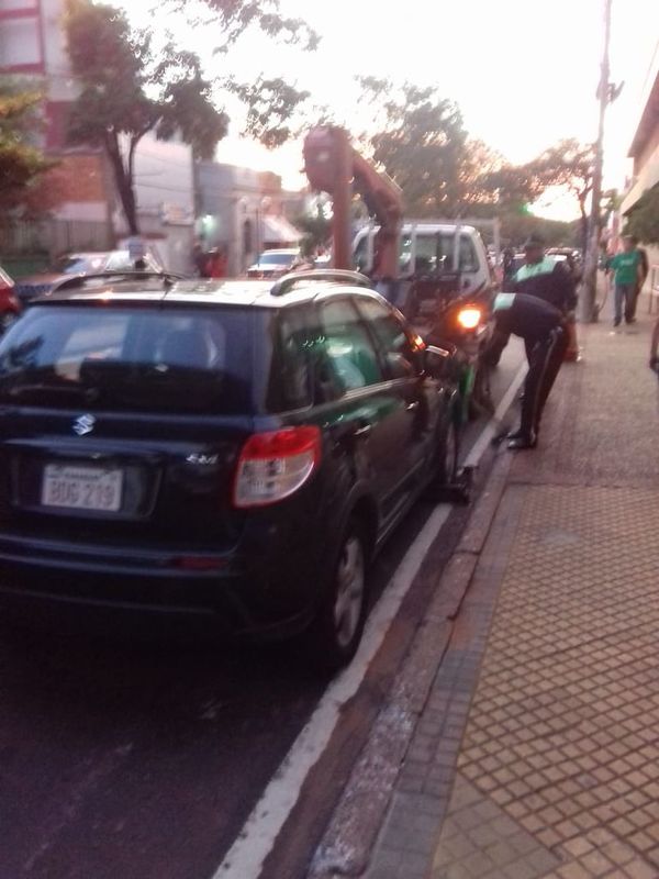 Policía de Tránsito multa a padres irresponsables frente a colegios  - Nacionales - ABC Color