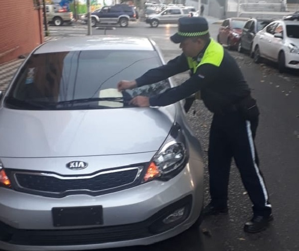 Policía de Tránsito ya multó a padres que estacionan en doble fila