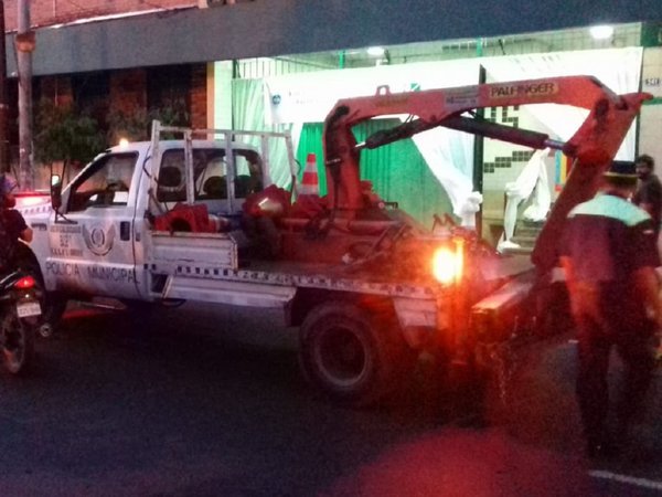 PMT multa a vehículos mal estacionados en zona de colegios