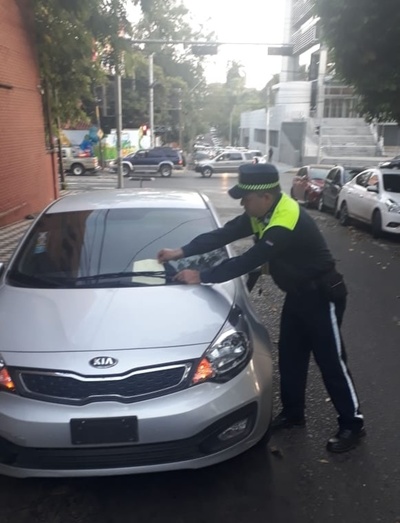 PMT lleva al corralón vehículos mal estacionados frente a instituciones educativas