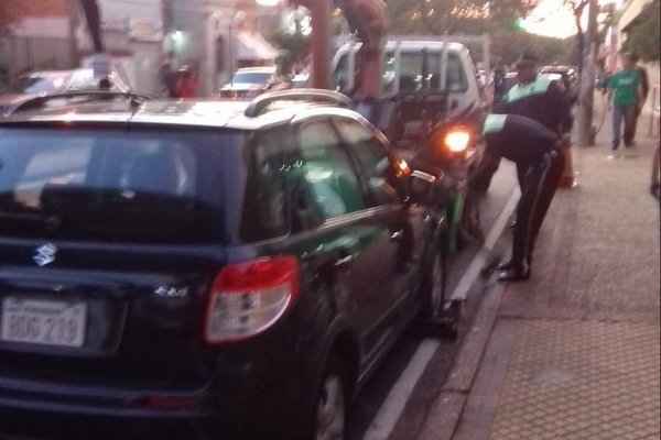 Retiran vehículos mal estacionados frente a instituciones educativas
