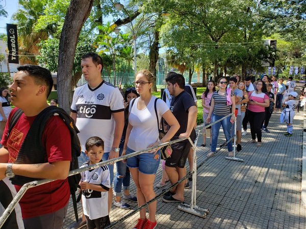 Socios de Olimpia copan Para Uno