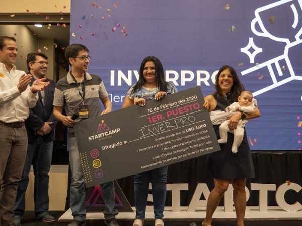 Emprendedores tecnológicos son premiados en concurso de hackathon