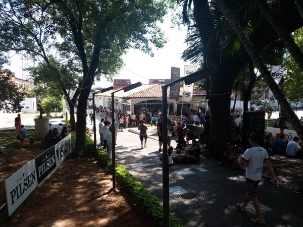 Invasión de hinchas de Olimpia por una entrada para el clásico