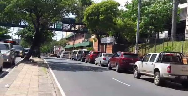 Se retiró la PMT y padres vuelven a estacionar frente al colegio - Nacionales - ABC Color