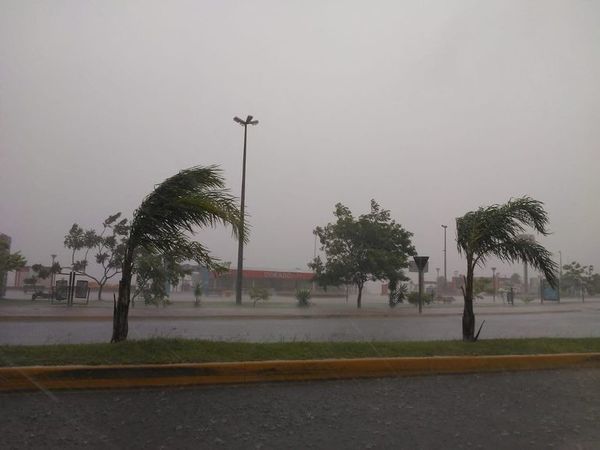 Intensa lluvia y tormenta en Encarnación - Nacionales - ABC Color