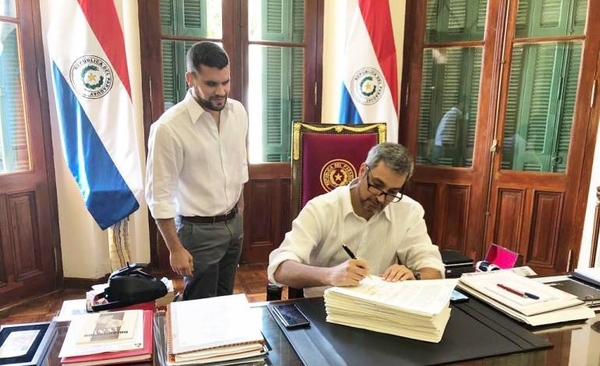 HOY / Mario Abdo promulga ley de financiamiento político