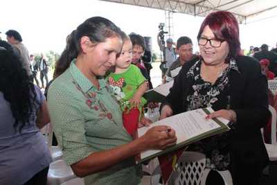 Gobierno anuncia entrega masiva de títulos de propiedad a familias rurales | .::Agencia IP::.