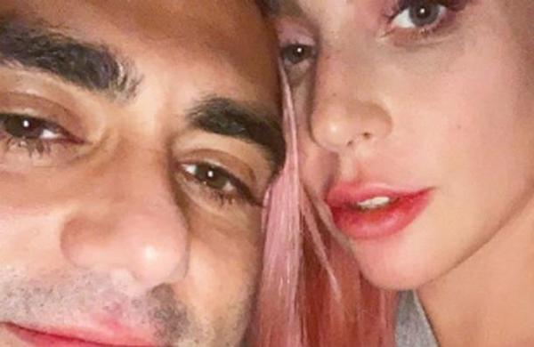 Medio lo confundió con el novio de Lady Gaga y él le pidió ayuda a la cantante para desmentir la noticia - SNT