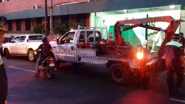 Llevan con grúa autos frente a Cristo Rey: Sancionarán a quienes estacionen en doble fila frente a colegios