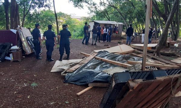 Municipalidad de CDE desaloja plaza y anuncia construcción de albergue en el lugar