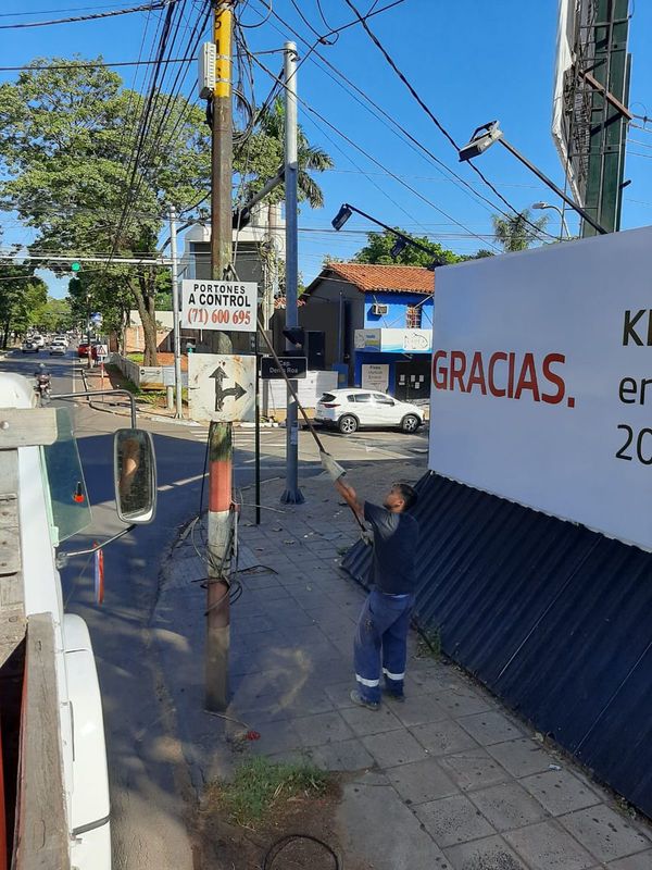 Retiran carteles para descontaminar paisaje urbano en Asunción