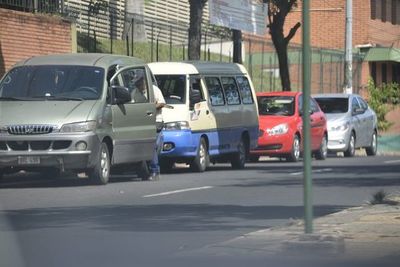 Seis padres fueron multados por estacionar frente a los colegios - Nacionales - ABC Color