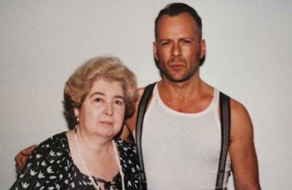 La misteriosa mujer que se fotografió con todas las estrellas de Hollywood - SNT