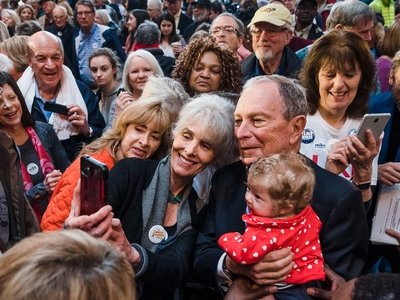 Bloomberg propone tasar transacciones financieras y más reglas a Wall Street