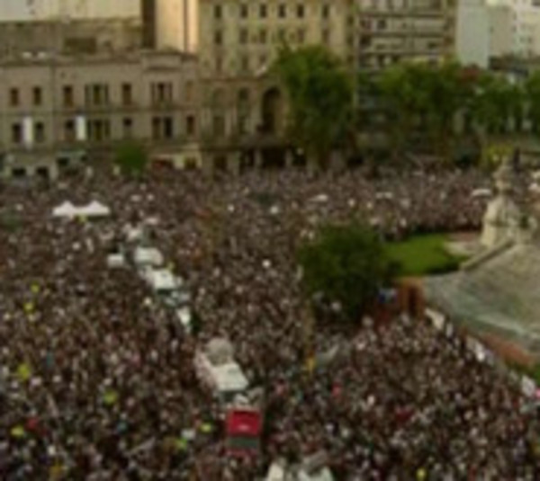 Masiva marcha frente al Congreso clama justicia para Fernando  - Paraguay.com