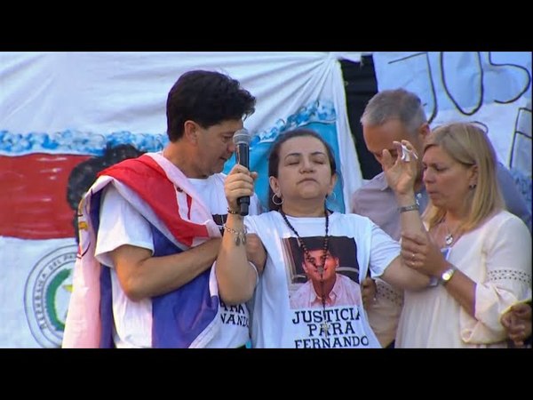 ''No saben qué difícil es vivir'', dijo la madre de Fernando ante miles de personas