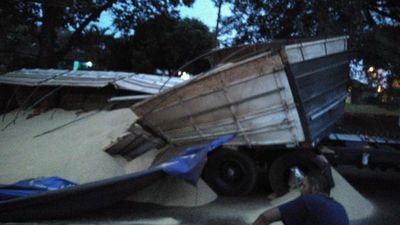 Camión de gran porte volcó aparatosamente en Ciudad del Este - ABC en el Este - ABC Color