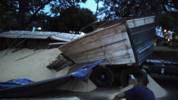 Camión de gran porte volcó aparatosamente en Ciudad del Este - ABC en el Este - ABC Color