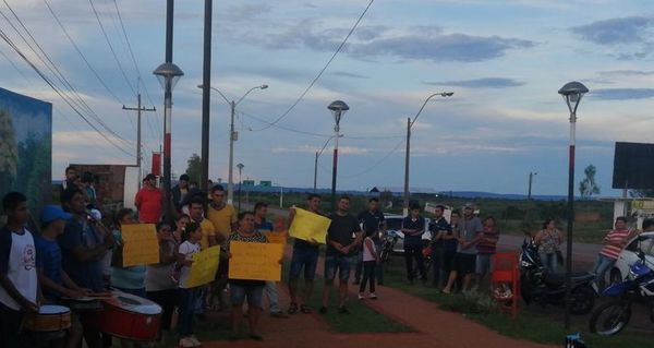 Ruidosa protesta frente a vivienda de concejala en Carapeguá - Nacionales - ABC Color