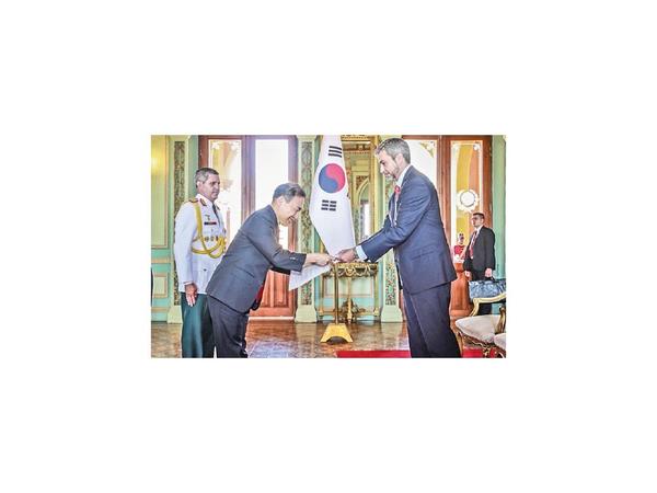 Embajadores de Corea y Uruguay fueron acreditados
