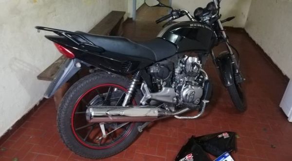 Le robaron la moto y con GPS la recuperó en pleno desarme