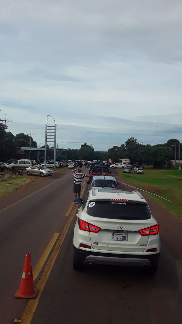 “Hurreros” de Cuevas cierran ruta en respaldo a su “líder”  - Nacionales - ABC Color