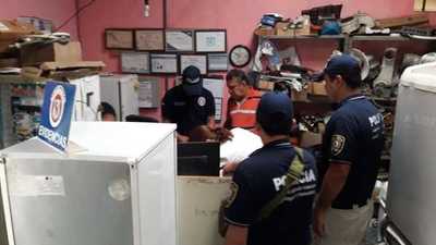 Fiscalía allana local de reparaciones en busca de pornografía infantil