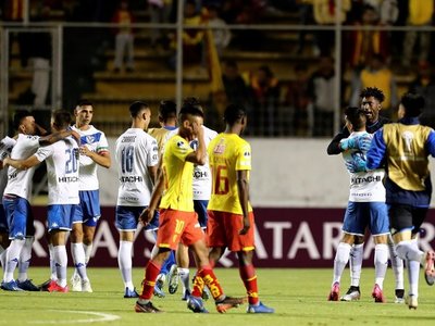 Un penal agónico clasifica a Vélez a la segunda fase de la Sudamericana