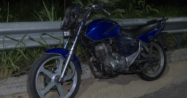 Joven motociclista iba chateando y chocó sobre autopista Ñu Guazú