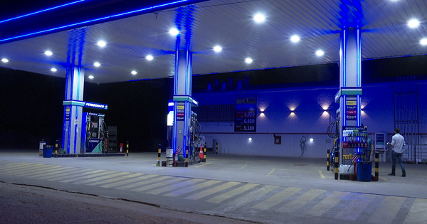 Con peluca y anteojos, hombre asalta estación de servicio en Limpio