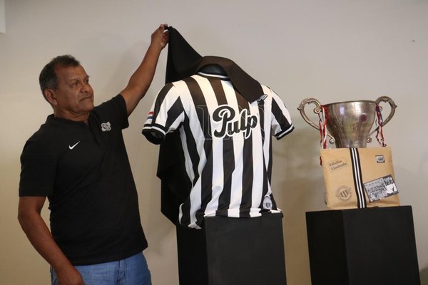 Libertad presentó su nueva camiseta 'campeones del 76'