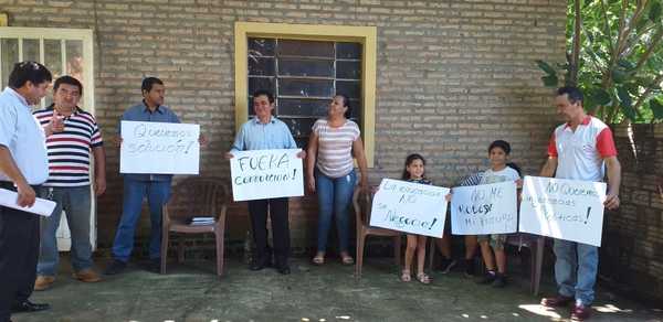 Padres de familias del Colegio Nacional Campo 9 se manifiestan - Campo 9 Noticias